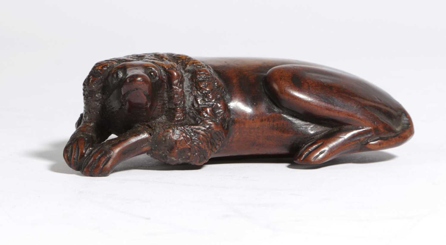 A RARE TREEN KING CHARLES SPANIEL SNUFF BOX EARLY 18TH CENTURY carved recumbent facing sinister, - Image 2 of 2