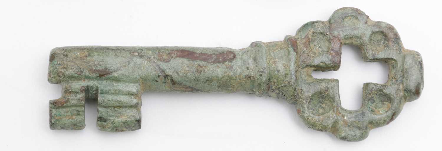 A FINE MEDIEVAL BRONZE KEY 14 / 15TH CENTURY with a cruciform pierced bow, with a recessed tip to