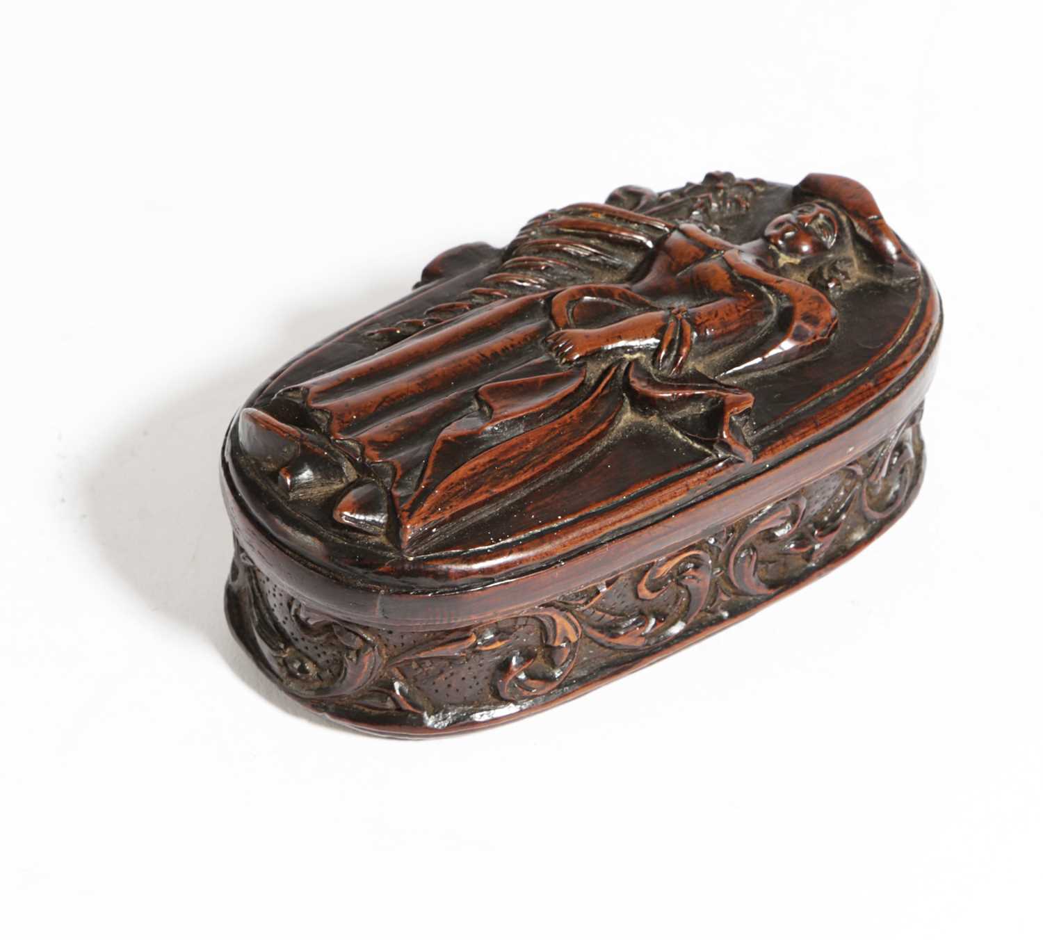 A TREEN SISSINGHURST CASTLE PRISONER OF WAR SNUFF BOX C.1760 carved with a well dressed lady holding - Image 3 of 3