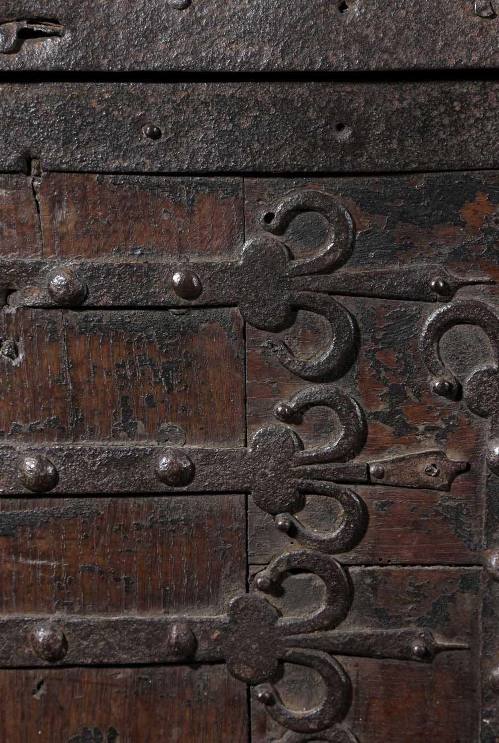 A LARGE GERMAN OAK AND IRON BOUND CHEST OR STOLLENTRUHE WESTPHALIAN, 15th / 16TH CENTURY with - Image 4 of 7