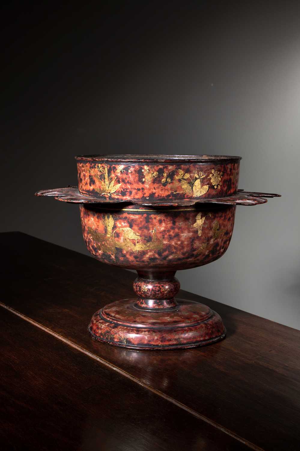 A RARE WILLIAM AND MARY FAUX TORTOISESHELL TÔLE PEINTE WASSAIL OR PUNCH BOWL C.1690 the rounded body