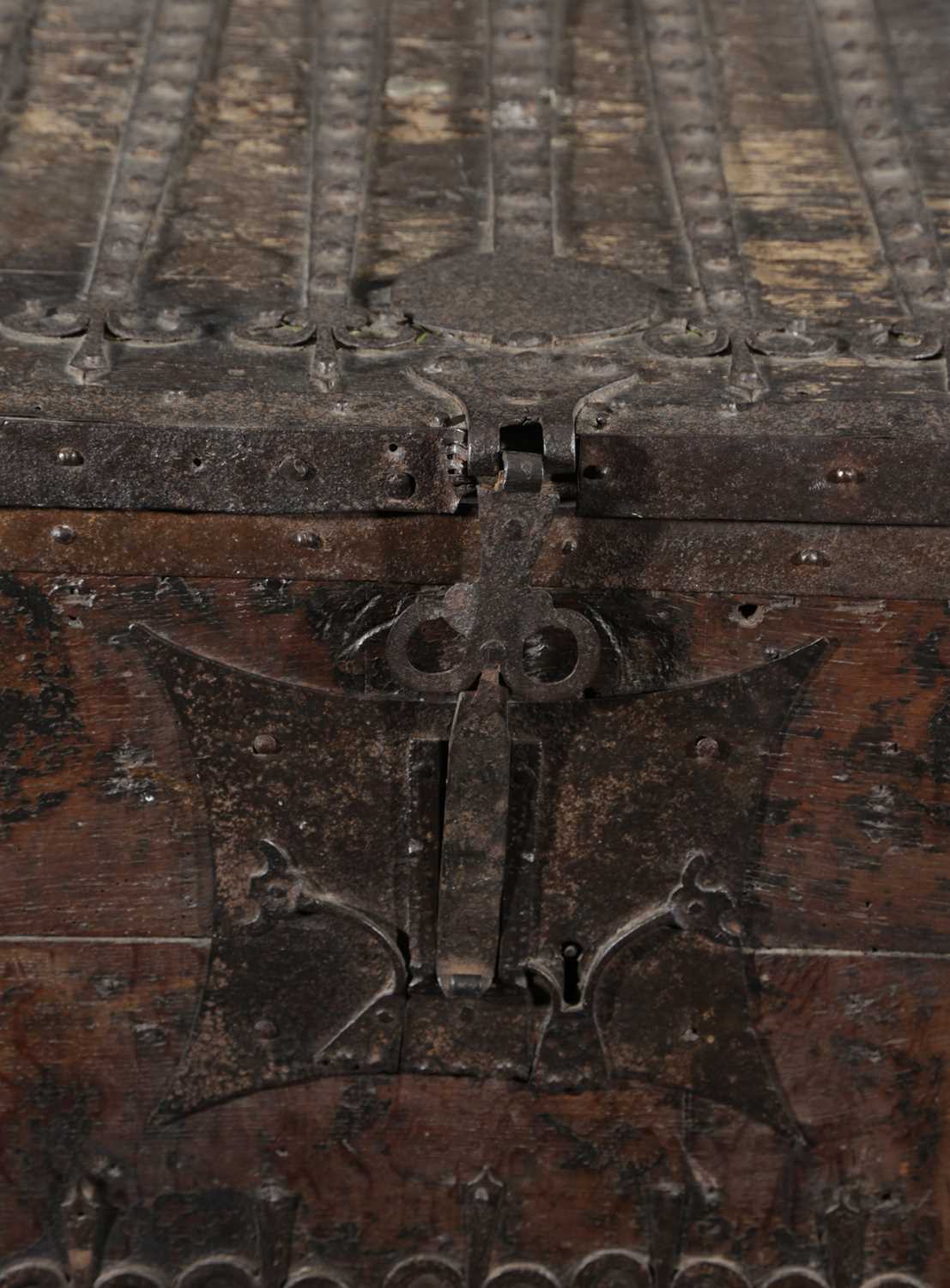 A LARGE GERMAN OAK AND IRON BOUND CHEST OR STOLLENTRUHE WESTPHALIAN, 15th / 16TH CENTURY with - Image 2 of 7