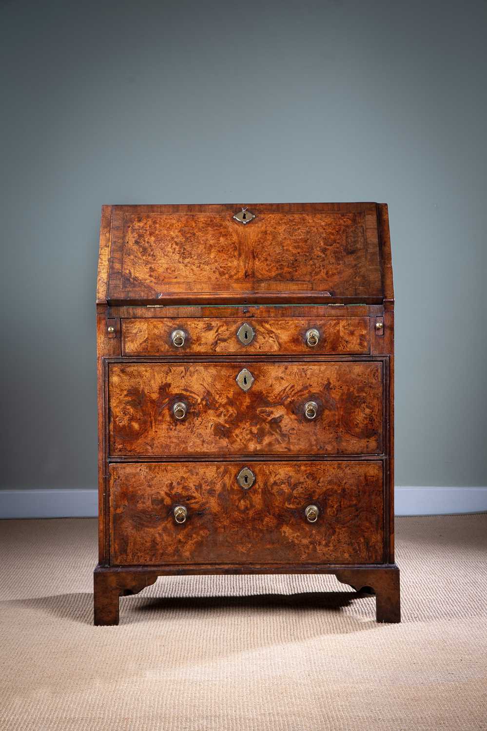 A SMALL GEORGE II BURR WALNUT BUREAU C.1735 with cross and feather banding, the hinged fall with - Image 3 of 4