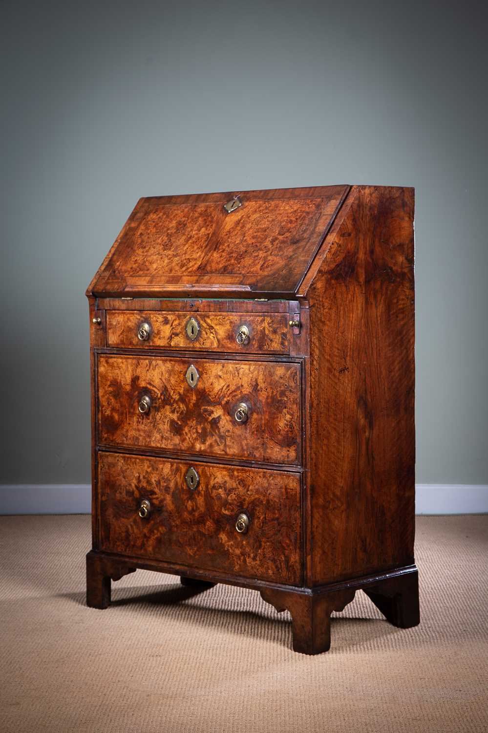 A SMALL GEORGE II BURR WALNUT BUREAU C.1735 with cross and feather banding, the hinged fall with - Image 4 of 4