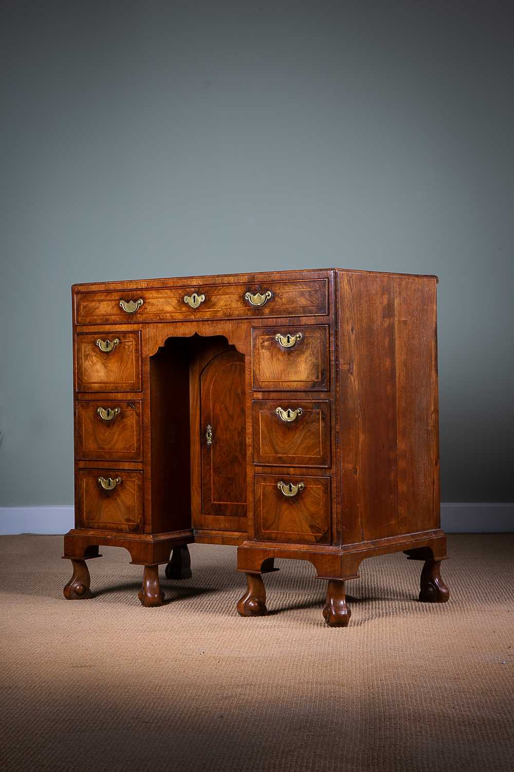 A FINE GEORGE II WALNUT KNEEHOLE DESK / DRESSING TABLE C.1730 with feather and cross banding, the - Image 2 of 3