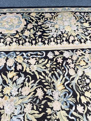 A LARGE CARPET OF 18TH CENTURY EUROPEAN DESIGN, 20TH CENTURY, the pale charcoal field centered by - Image 5 of 15