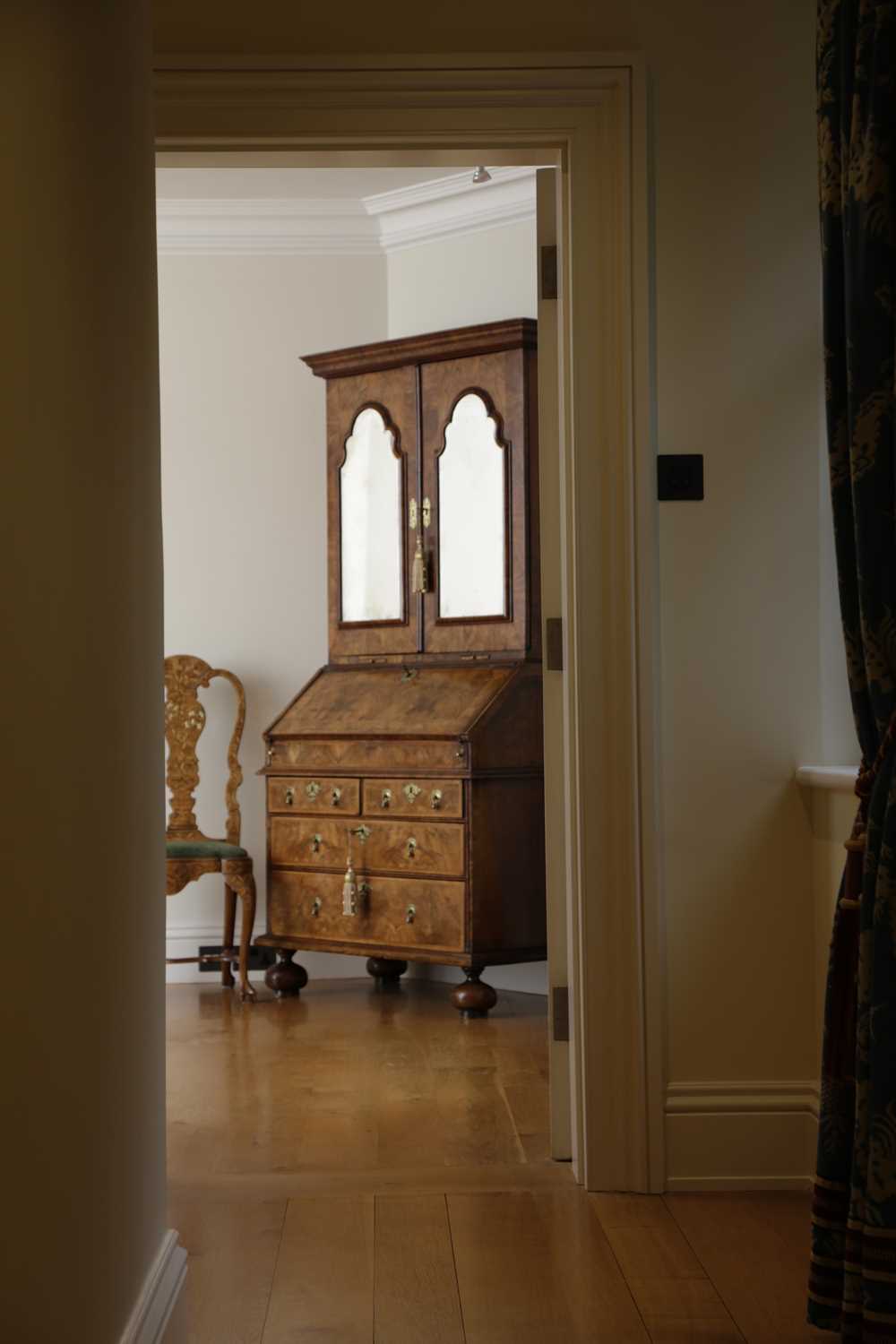 A FINE WILLIAM AND MARY WALNUT BUREAU BOOKCASE C.1700 the moulded cornice above a pair of mirrored - Image 2 of 3