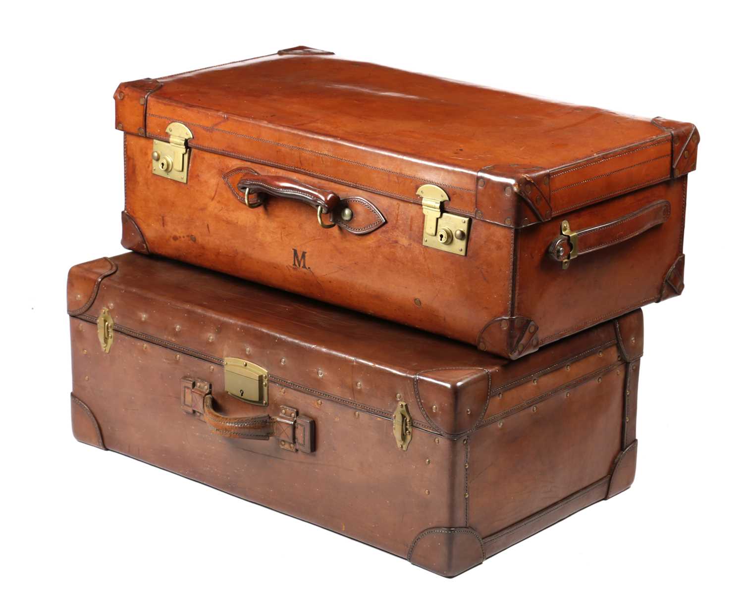 A LARGE BROWN LEATHER SUITCASE EARLY 20TH CENTURY with side handles, a lift-out tray and leather