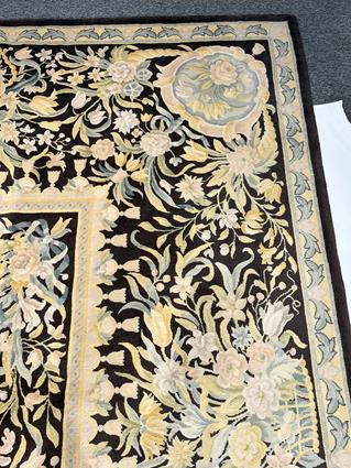 A LARGE CARPET OF 18TH CENTURY EUROPEAN DESIGN, 20TH CENTURY, the pale charcoal field centered by - Image 3 of 15