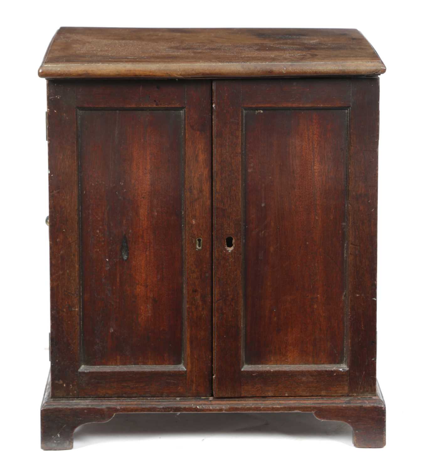 A GEORGE III MAHOGANY APOTHECARY'S CABINET LATE 18TH / EARLY 19TH CENTURY the hinged cover enclosing