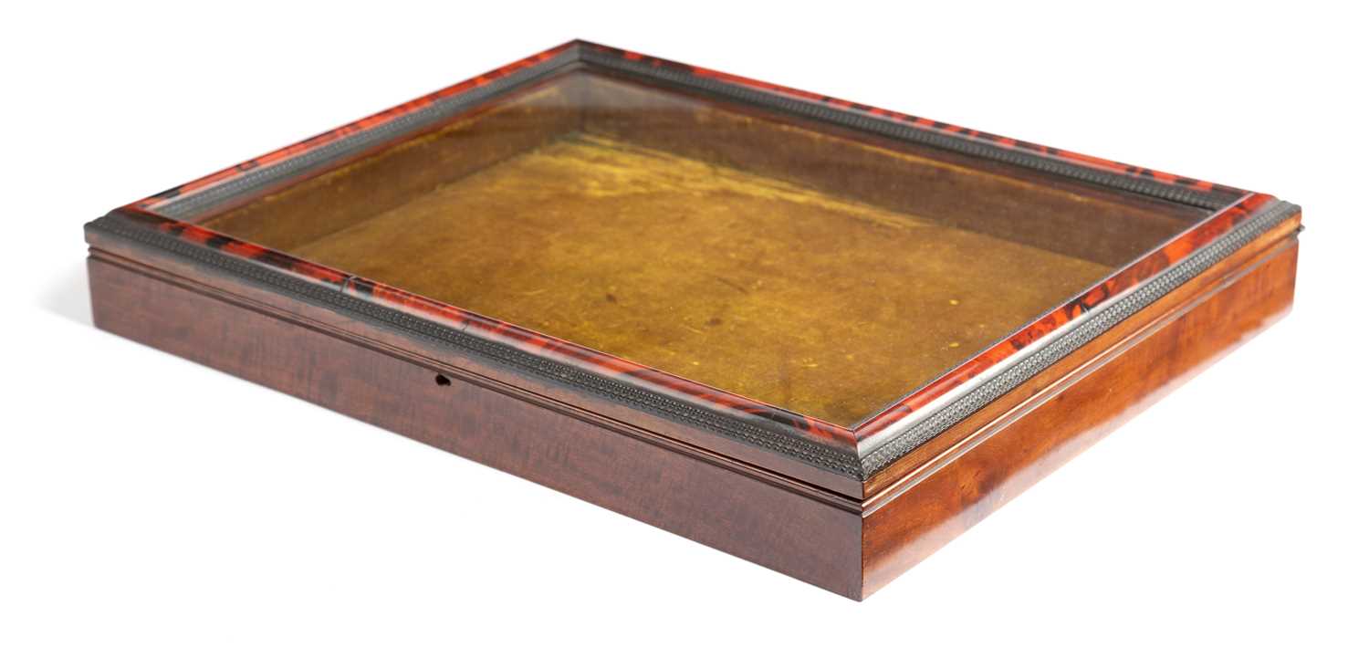 λ A TORTOISESHELL AND MAHOGANY DISPLAY CASE LATE 19TH / EARLY 20TH CENTURY the hinged glazed door in