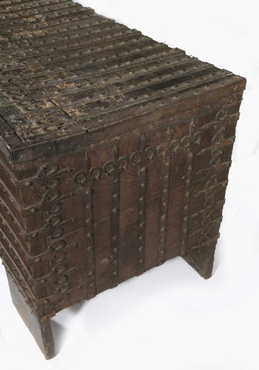 A LARGE GERMAN OAK AND IRON BOUND CHEST OR STOLLENTRUHE WESTPHALIAN, 15th / 16TH CENTURY with - Image 6 of 7