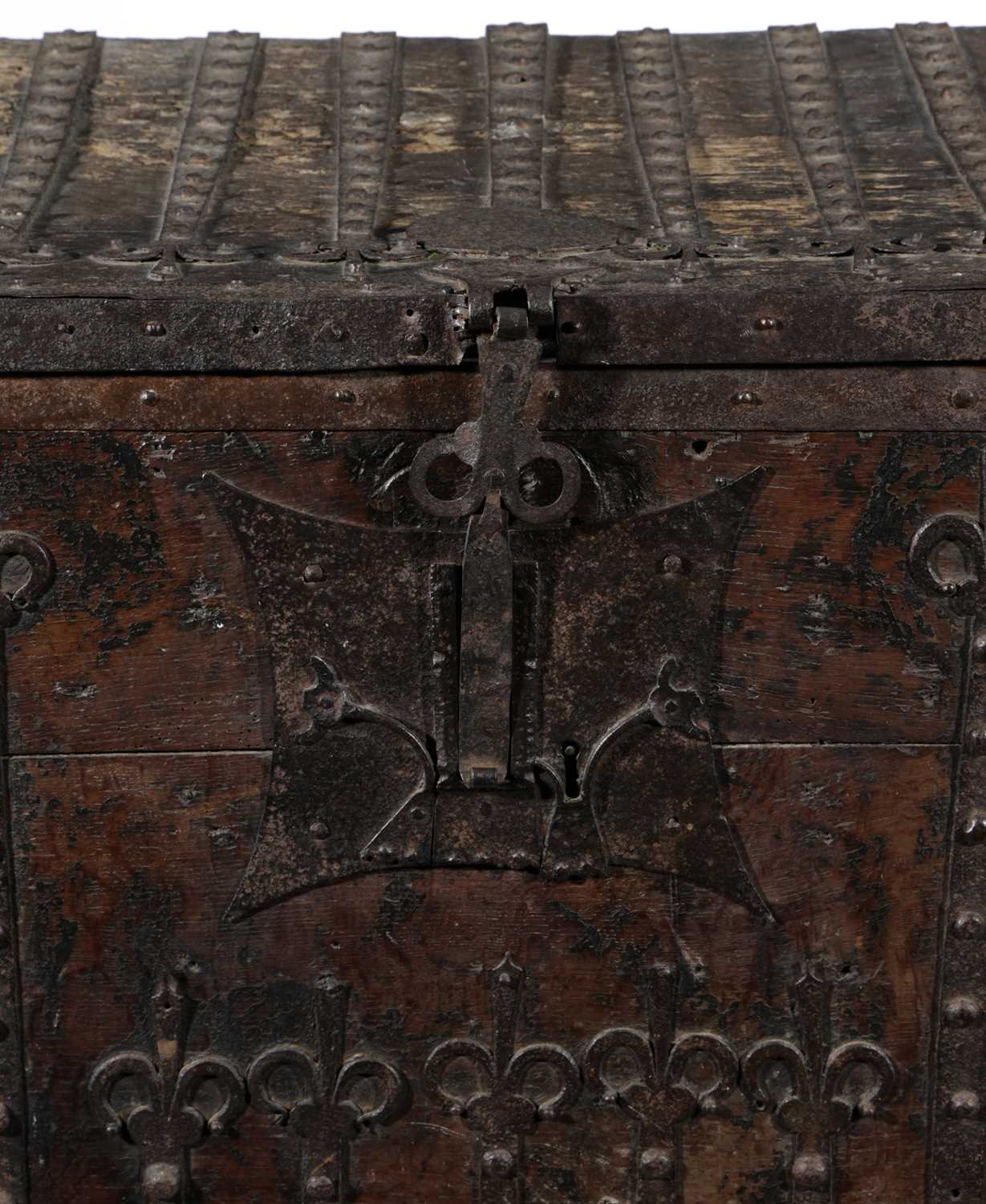 A LARGE GERMAN OAK AND IRON BOUND CHEST OR STOLLENTRUHE WESTPHALIAN, 15th / 16TH CENTURY with - Image 3 of 7