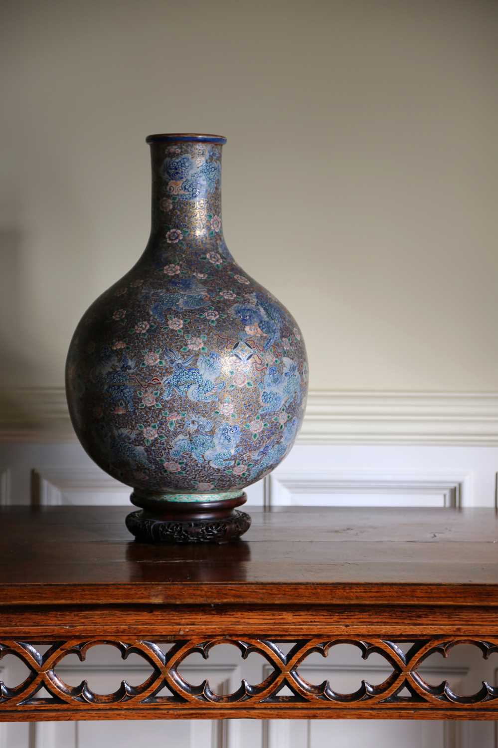 A JAPANESE SATSUMA POTTERY BOTTLE VASE MEIJI PERIOD, LATE 19TH / EARLY 20TH CENTURY enamelled with