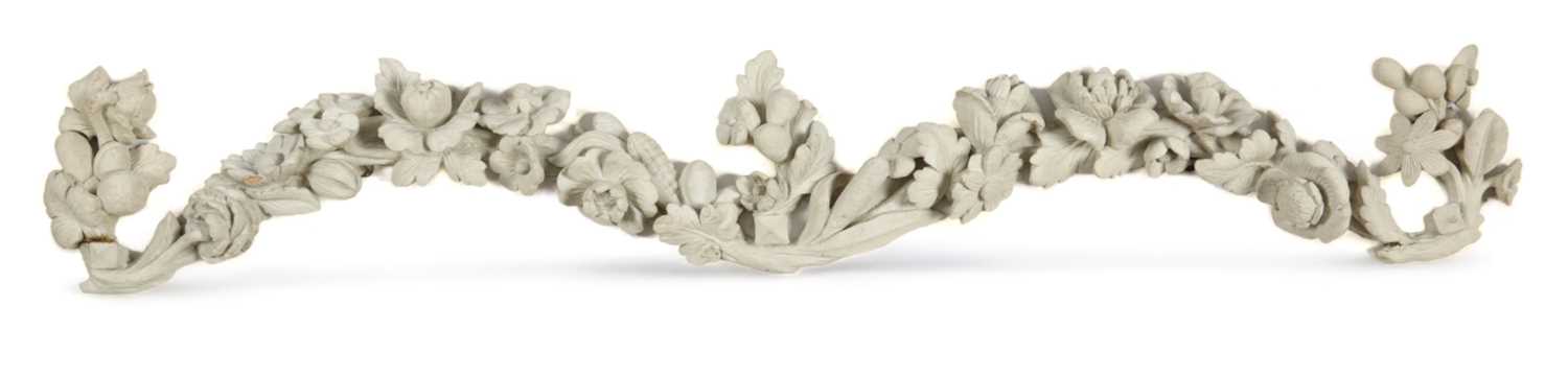 A PAINTED CARVED WOOD FLORAL CRESTING IN GEORGE II STYLE, PROBABLY LATE 19TH / EARLY 20TH CENTURY