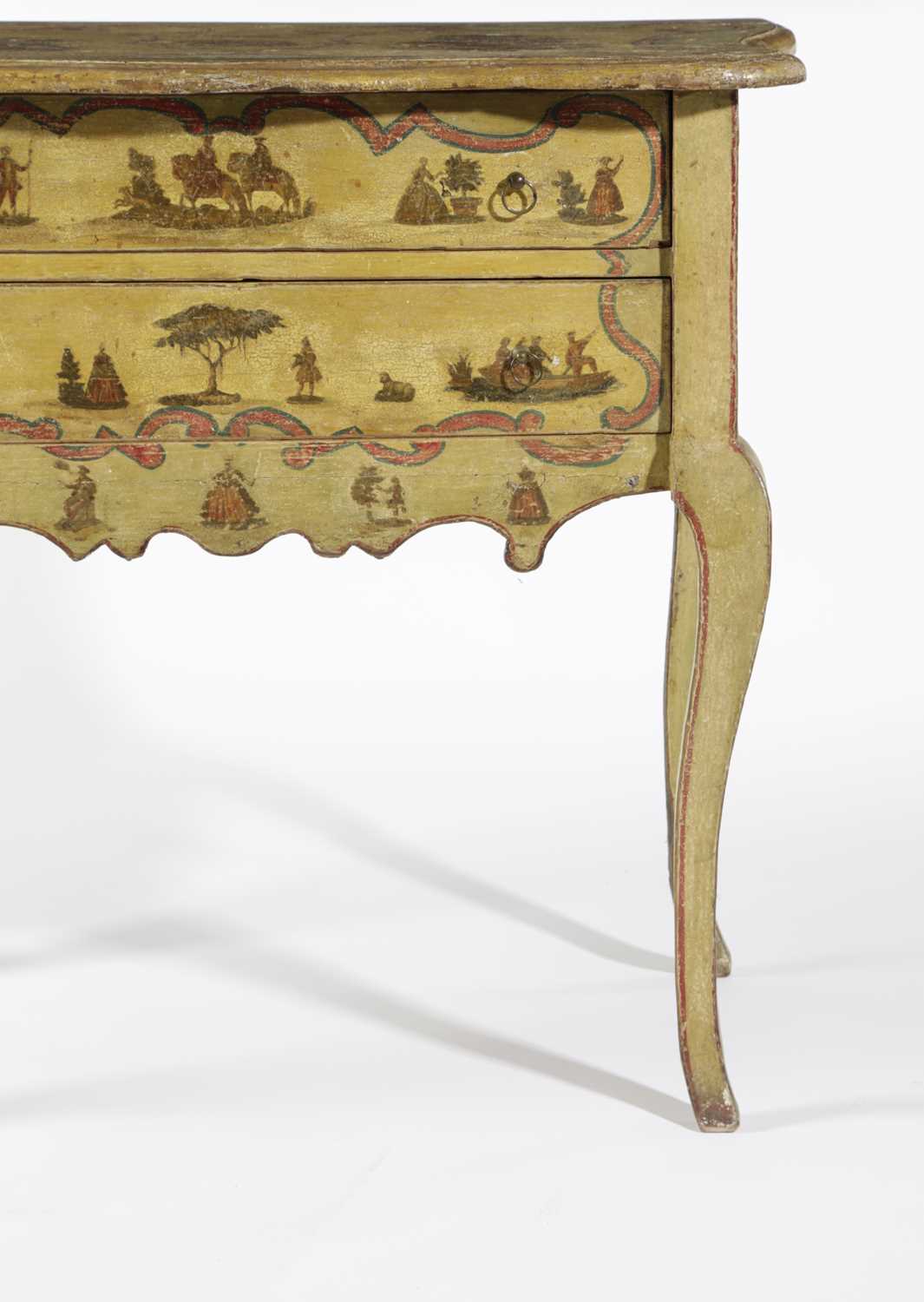 AN ITALIAN PAINTED AND LACCA POVERA SERPENTINE SIDE TABLE 18TH CENTURY parcel gilt and decorated - Image 3 of 3