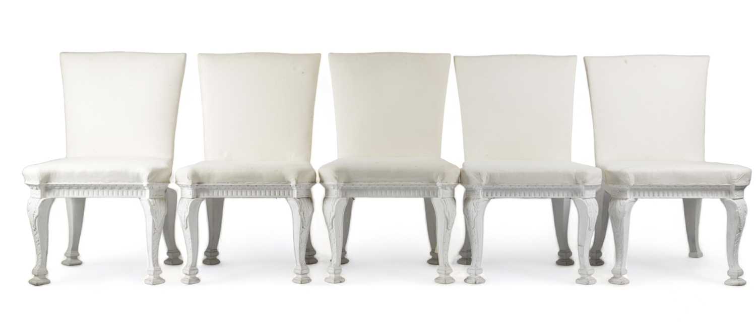 A SET OF EIGHT WHITE PAINTED DINING CHAIRS AFTER A DESIGN BY WILLIAM KENT, 19TH / 20TH CENTURY - Image 2 of 2