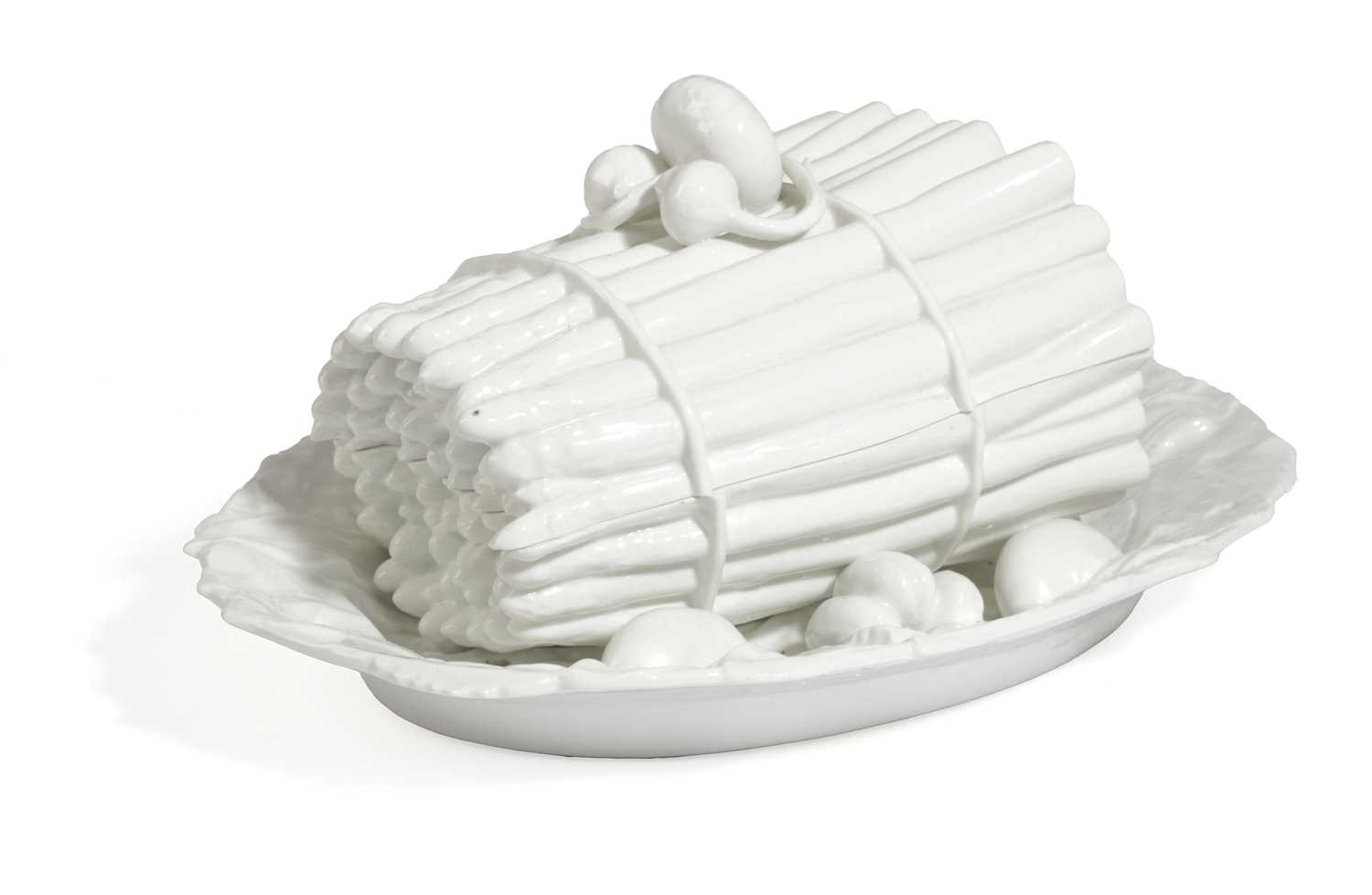 A PORCELAIN ASPARAGUS TUREEN AND COVER IN MEISSEN STYLE, 19TH CENTURY modelled as a large bundle