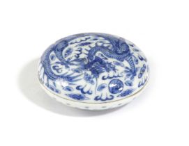 A CHINESE PORCELAIN BLUE AND WHITE SEAL PASTE BOX AND COVER LATE 19TH / EARLY 20TH CENTURY decorated