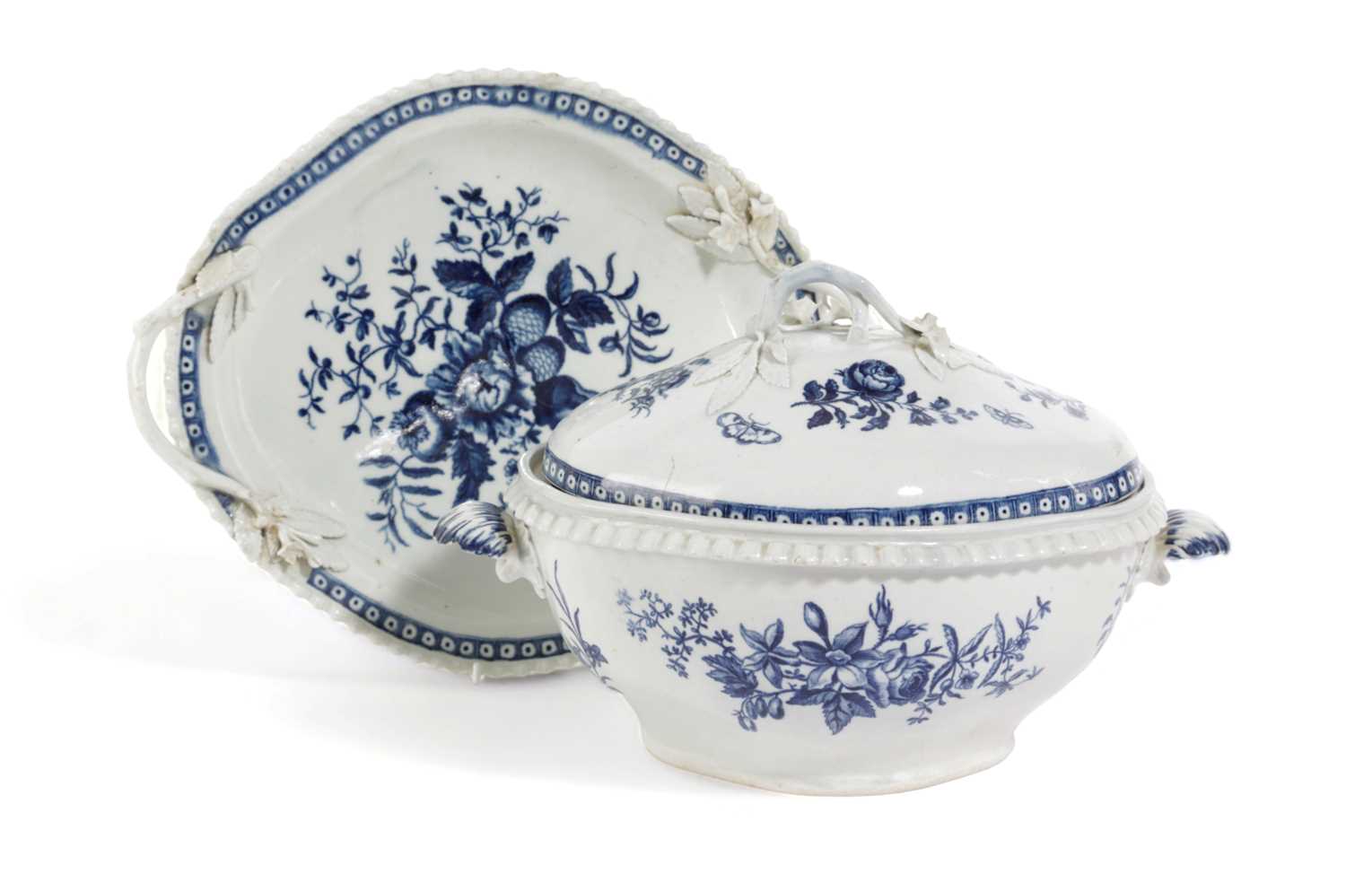 A LARGE WORCESTER PORCELAIN BLUE AND WHITE TUREEN WITH COVER AND STAND C.1775 of quatrefoil form