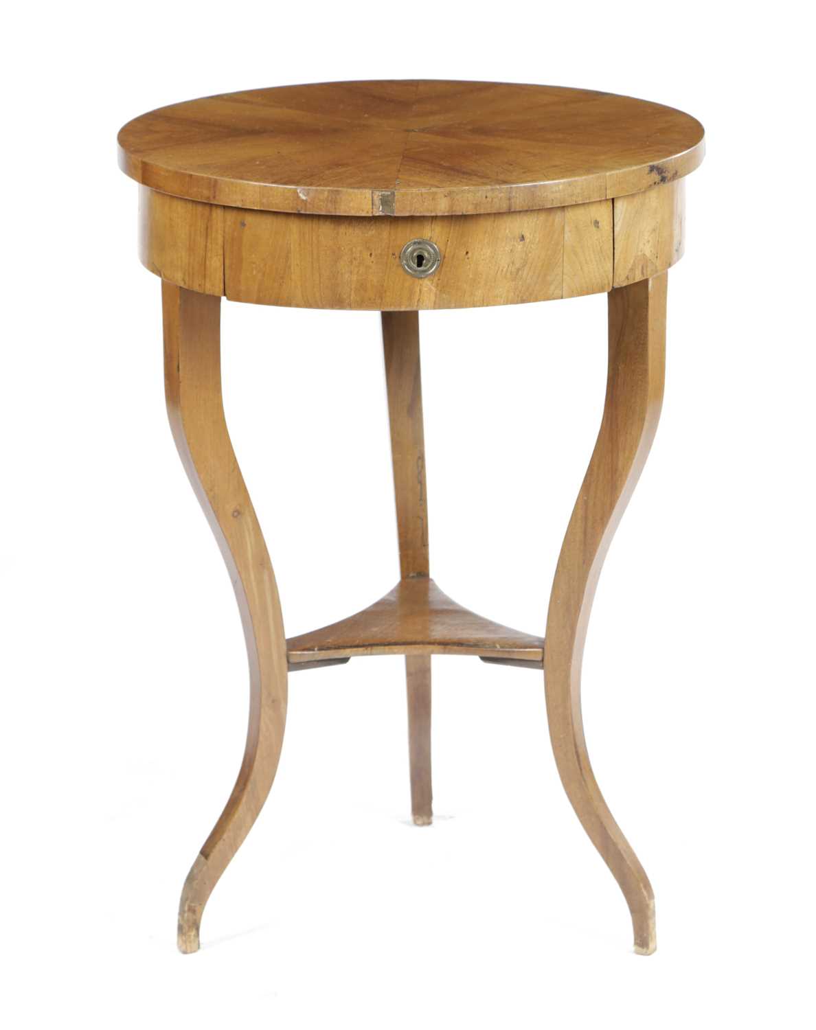 AN ITALIAN WALNUT LAMP TABLE EARLY 19TH CENTURY the circular top with segmented veneers above a
