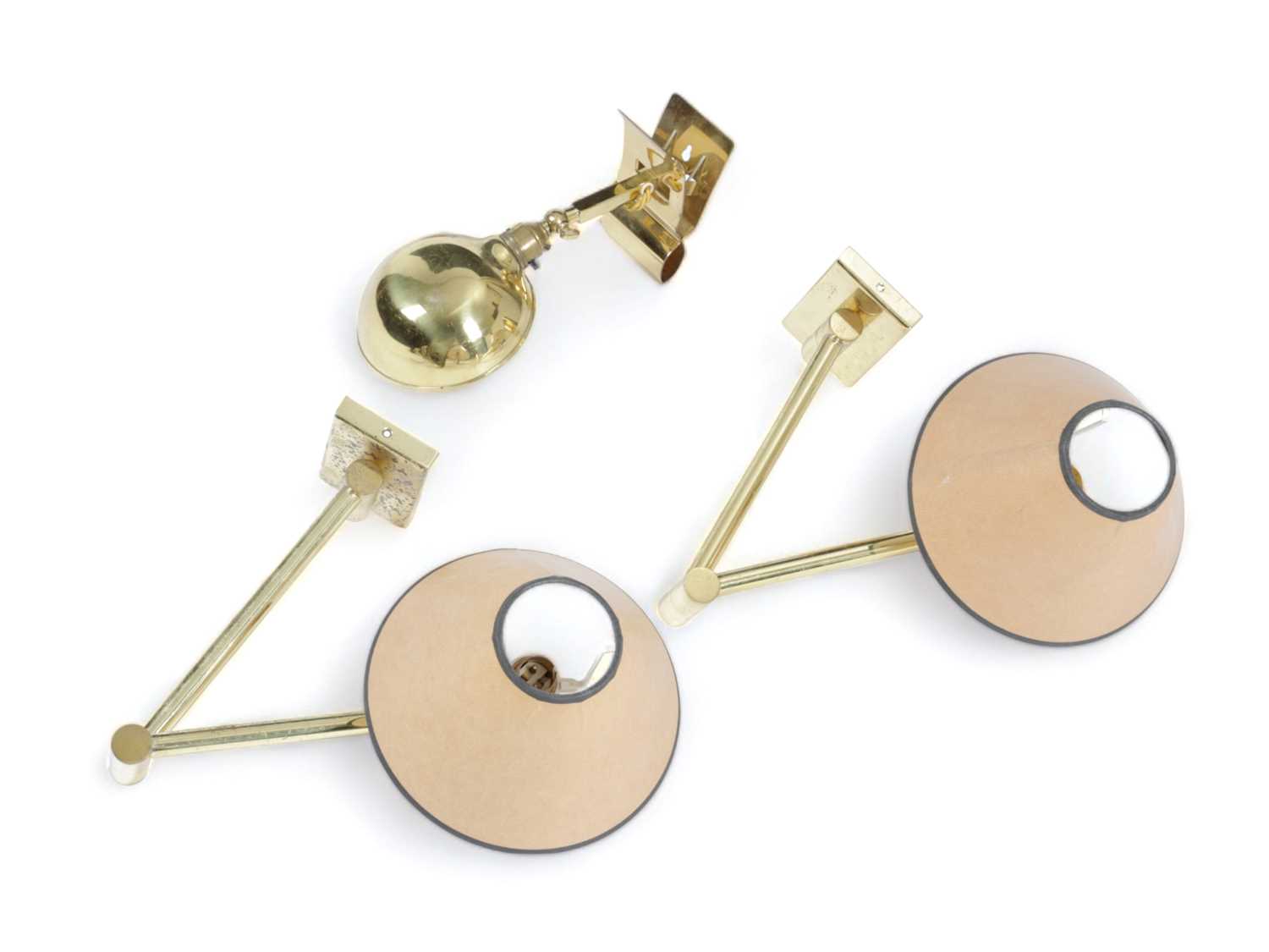 A PAIR OF BRASS ADJUSTABLE WALL LIGHTS LATE 20TH CENTURY each with a twin hinged arm and a single