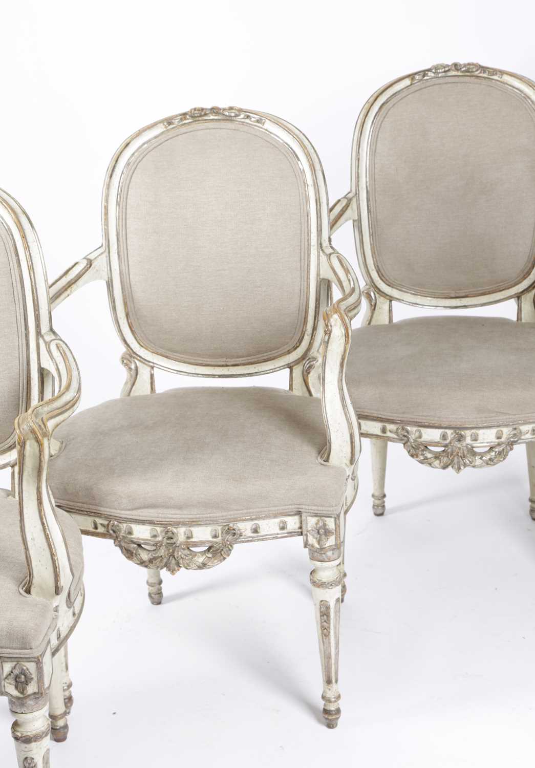A SET OF FOUR ITALIAN PAINTED AND SILVERED ARMCHAIRS IN 18TH CENTURY STYLE, FLORENTINE, 20TH CENTURY - Image 2 of 2