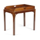 A MAHOGANY BUTLER'S TRAY TABLE IN GEORGE III STYLE, LATE 19TH / EARLY 20TH CENTURY the lift-off tray