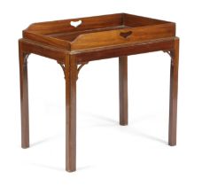 A MAHOGANY BUTLER'S TRAY TABLE IN GEORGE III STYLE, LATE 19TH / EARLY 20TH CENTURY the lift-off tray