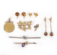 A collection of jewels including a George III guinea coin pendant, comprising: a 9ct gold brooch