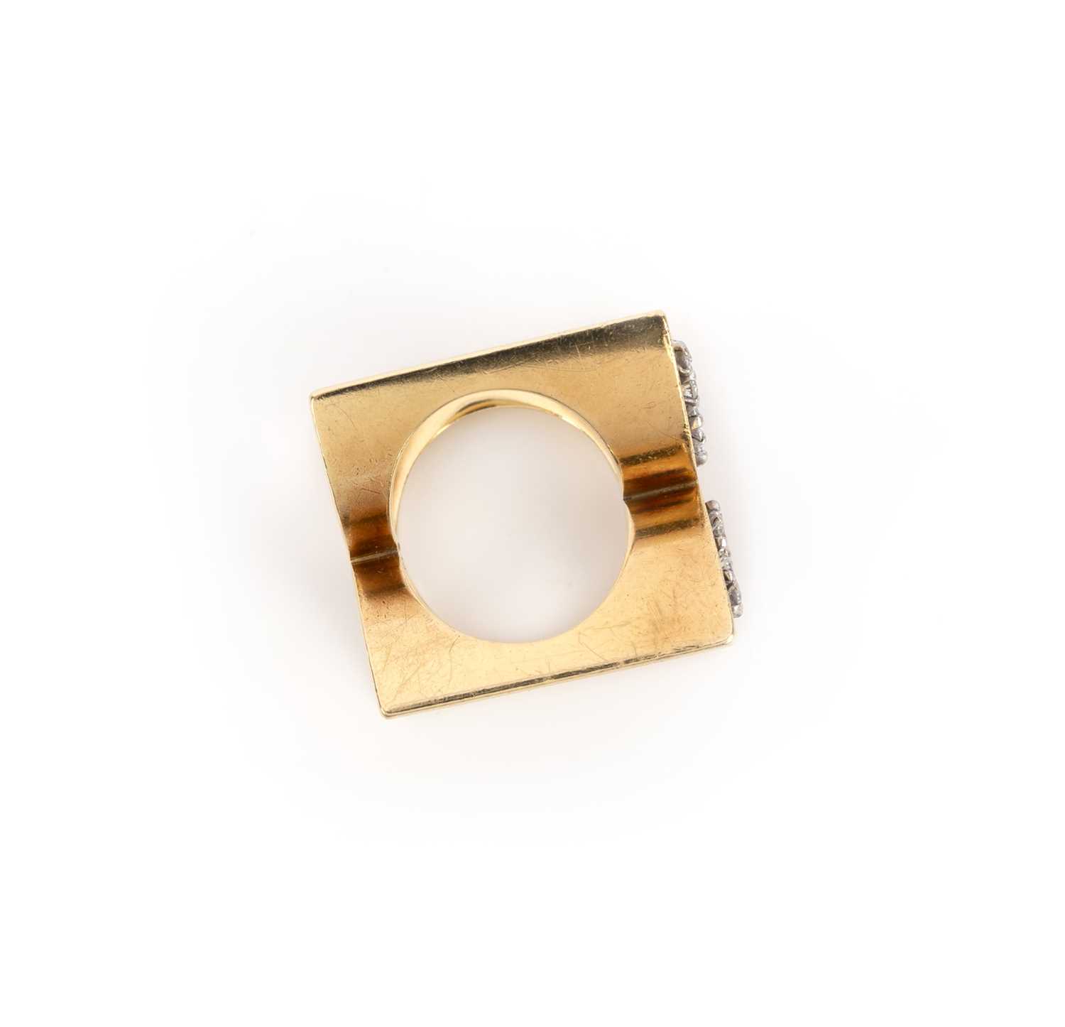 Φ Φ Gilian Packard, a diamond ring of sculptural design, the connecting arcs each set with graduated - Bild 3 aus 6