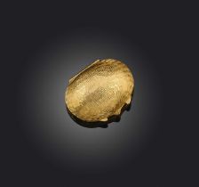 Mario Buccellati, a gold pillbox, mid 20th century, designed as a chestnut, the exterior engraved,