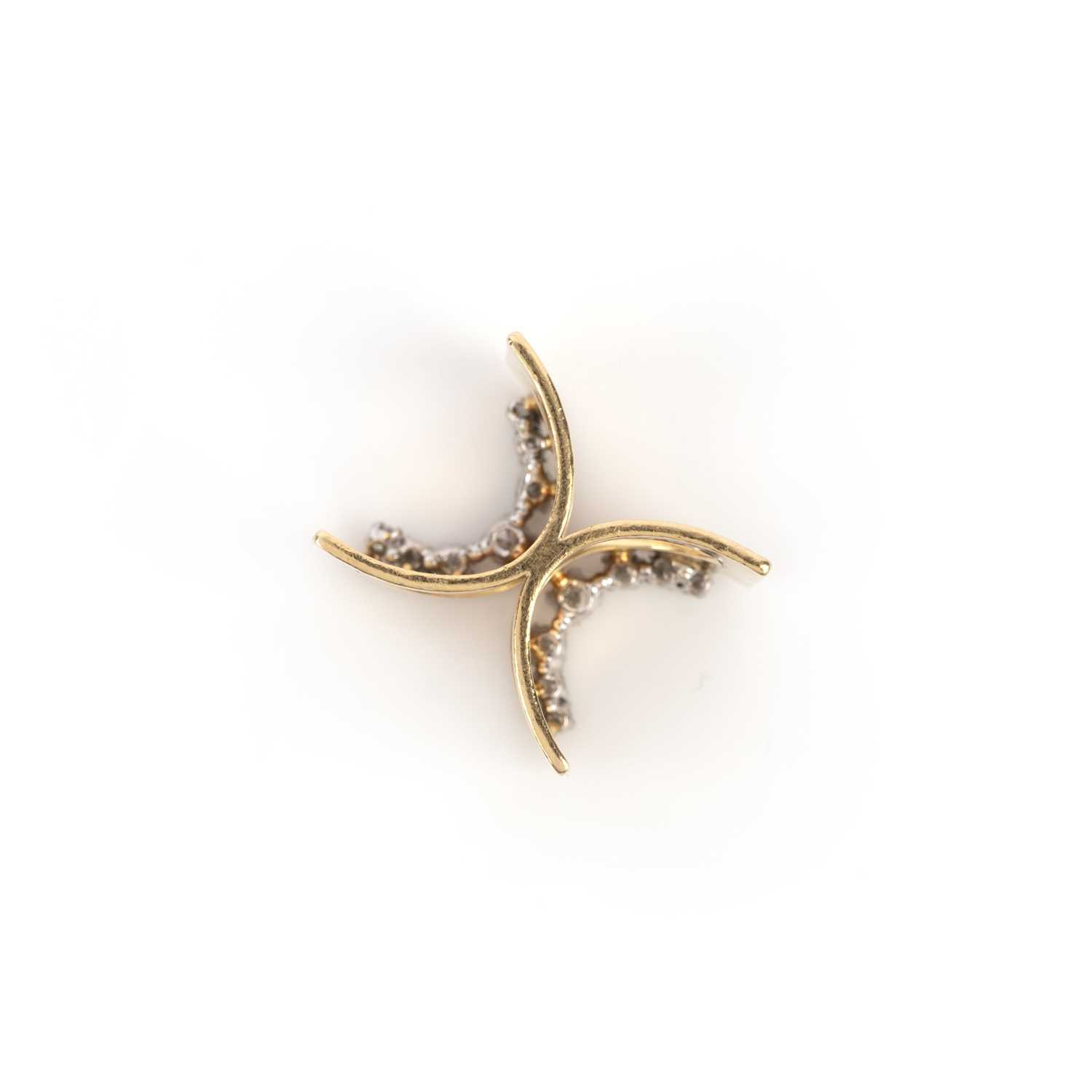 Φ Φ Gilian Packard, a diamond ring of sculptural design, the connecting arcs each set with graduated - Bild 2 aus 6