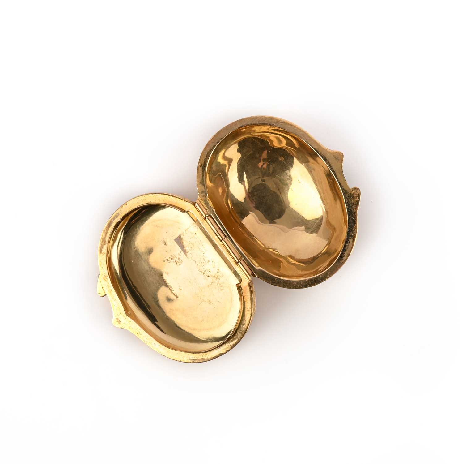 Mario Buccellati, a gold pillbox, mid 20th century, designed as a chestnut, the exterior engraved, - Image 2 of 2