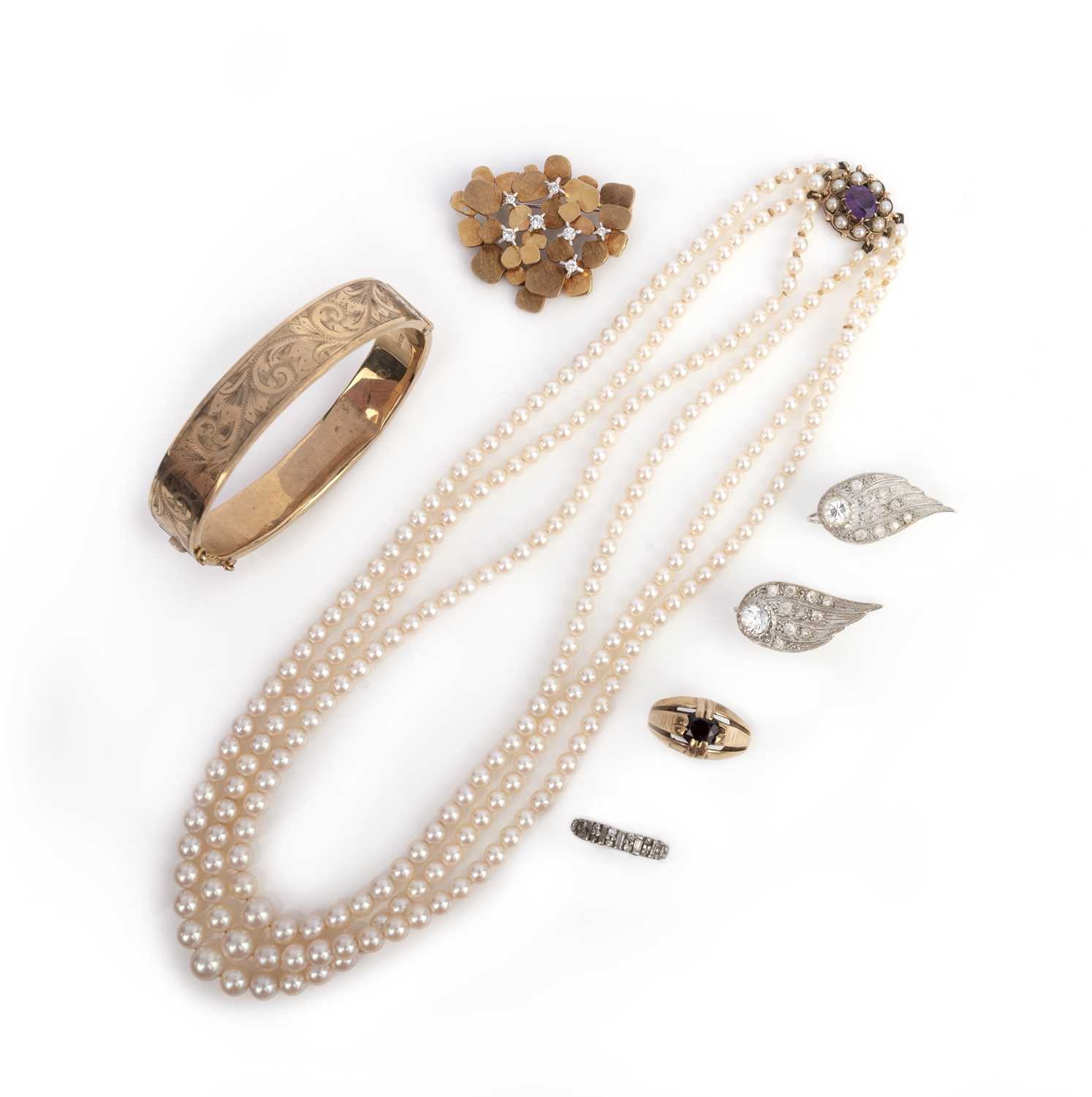 A collection of jewels, comprising: a cultured pearl necklace with an amethyst and cultured pearl