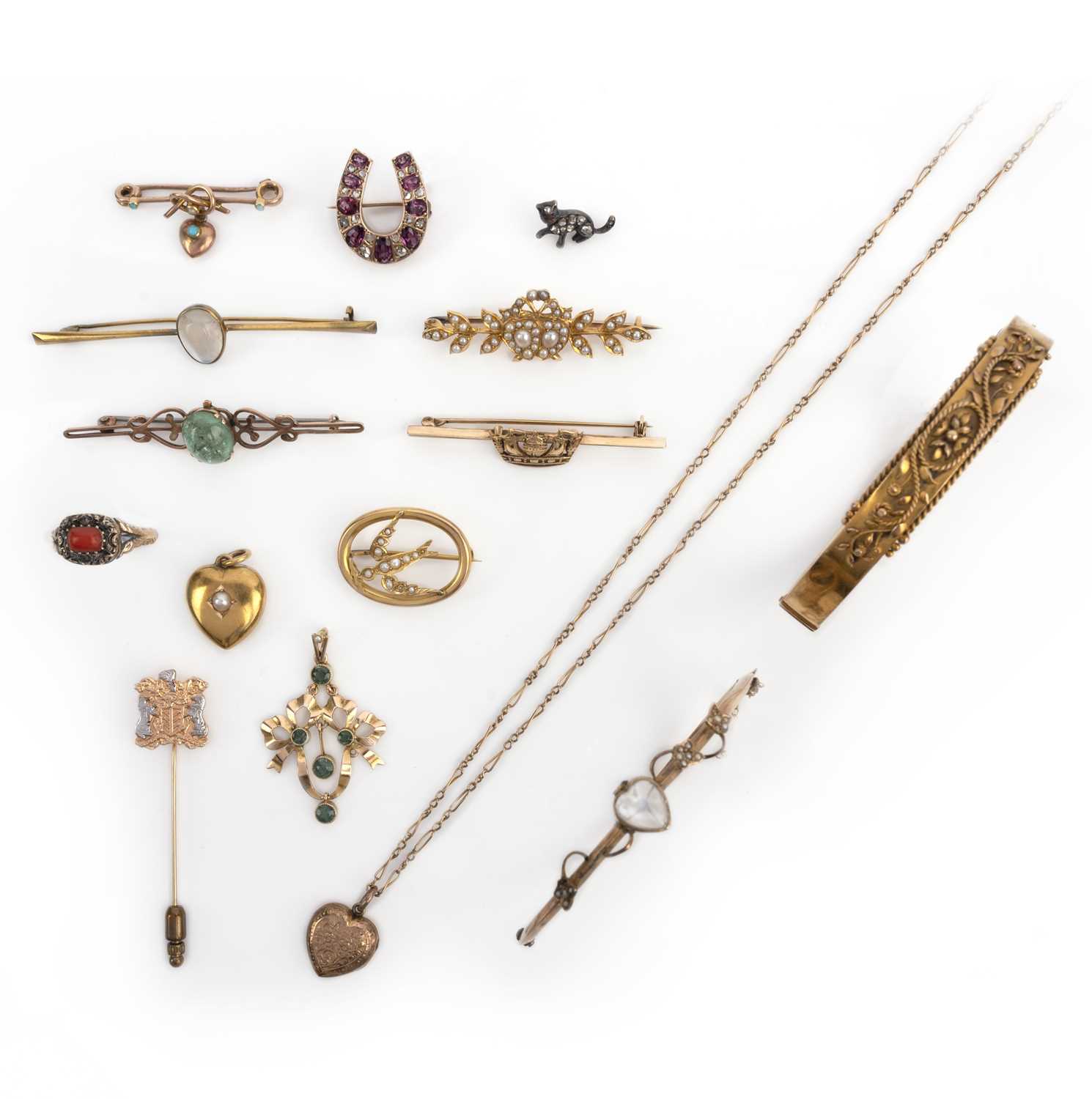 λ A collection of jewels including an emerald bar brooch, comprising: a low carat gold bar brooch