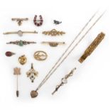 λ A collection of jewels including an emerald bar brooch, comprising: a low carat gold bar brooch