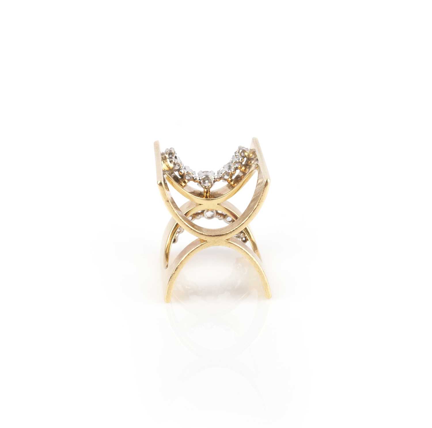 Φ Φ Gilian Packard, a diamond ring of sculptural design, the connecting arcs each set with graduated - Bild 6 aus 6