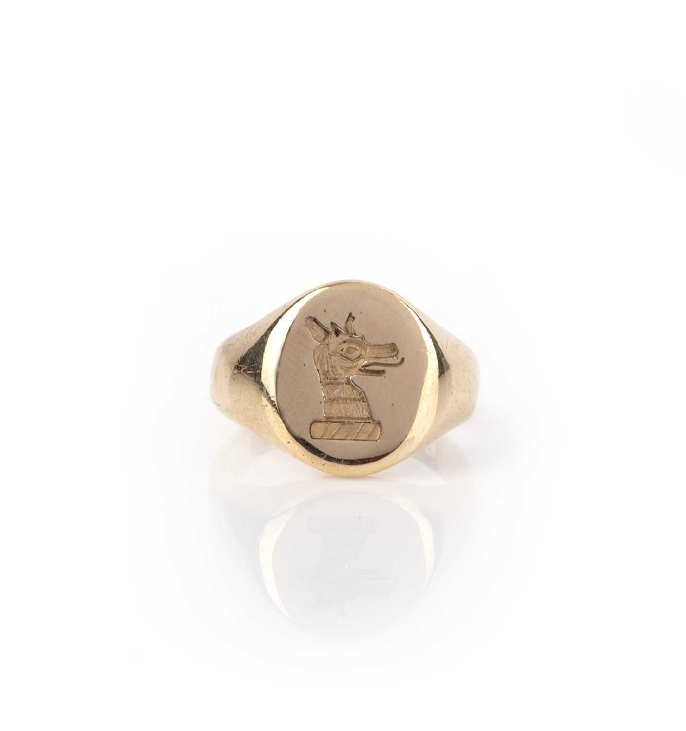 A gold signet ring, the oval centre engraved with a heraldic crest of a deer, size L1/2, British