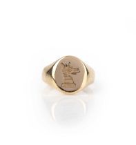 A gold signet ring, the oval centre engraved with a heraldic crest of a deer, size L1/2, British