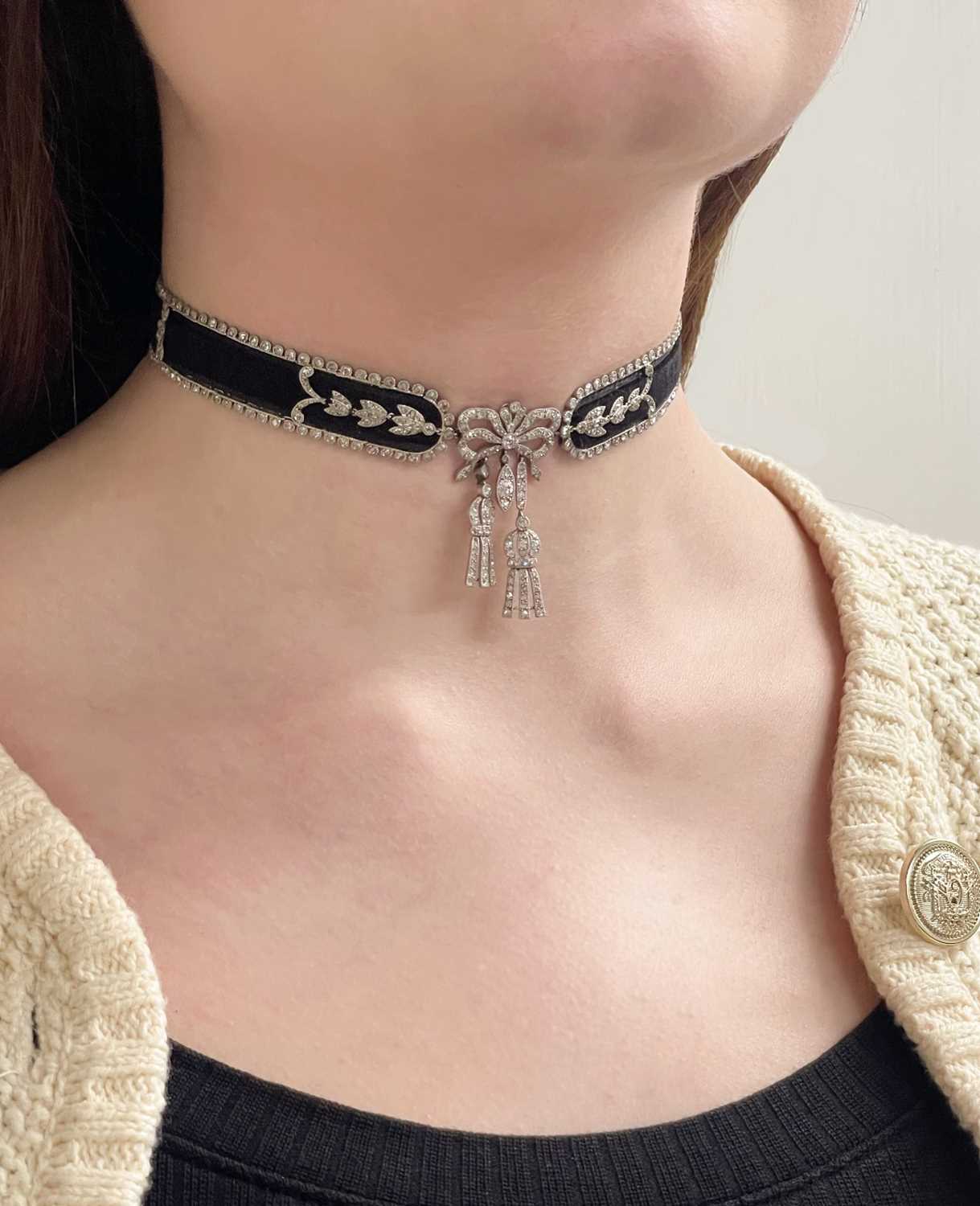 Attributed to Cartier, a fine Belle Epoque diamond choker necklace, circa 1907, centring on a ribbon - Bild 2 aus 2