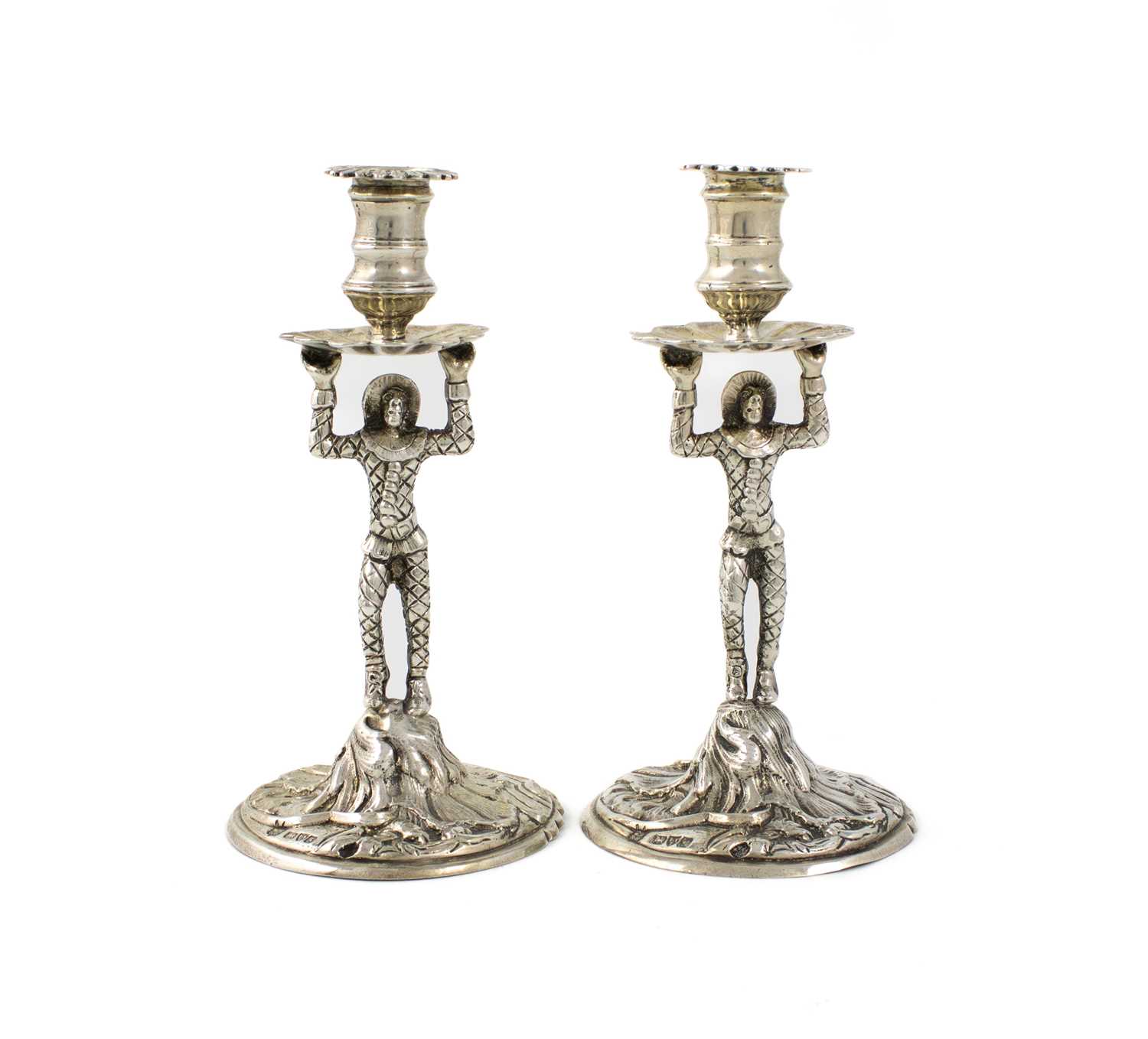 A pair of Edwardian silver Harlequin tapersticks, by George Nathan & Ridley Hayes, Chester 1906, the - Bild 2 aus 2