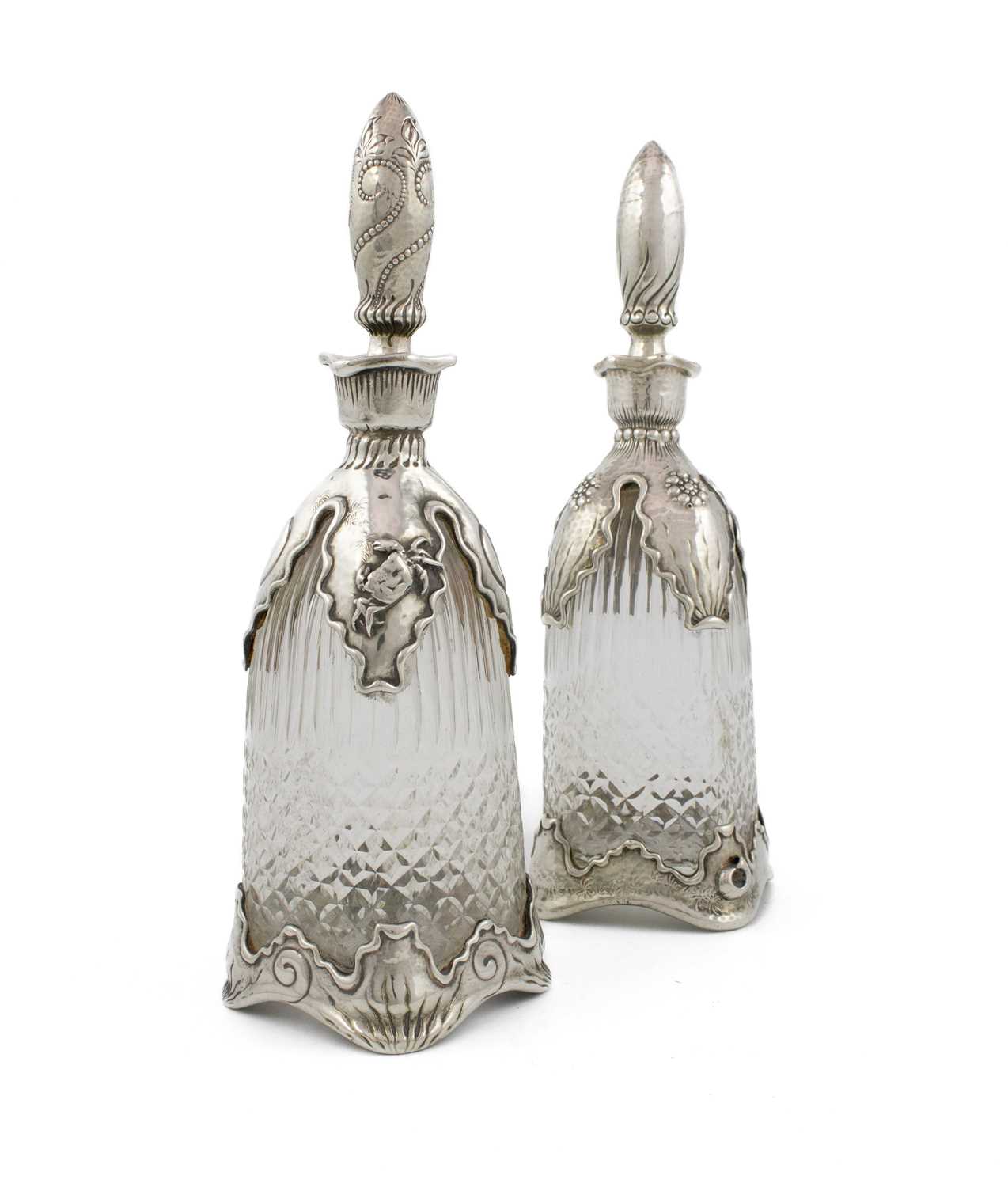 By Tiffany & Co., a similar pair of late-19th century American silver-mounted glass decanters, - Bild 2 aus 4