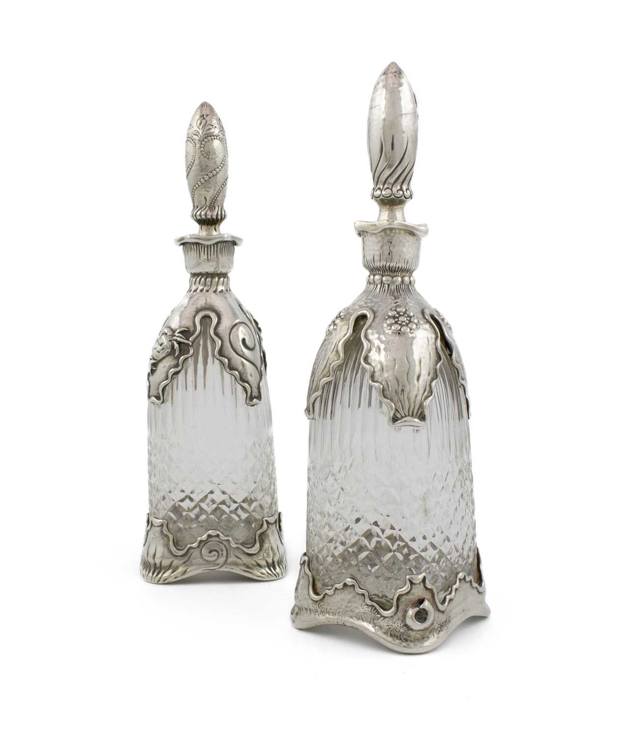 By Tiffany & Co., a similar pair of late-19th century American silver-mounted glass decanters, - Bild 4 aus 4