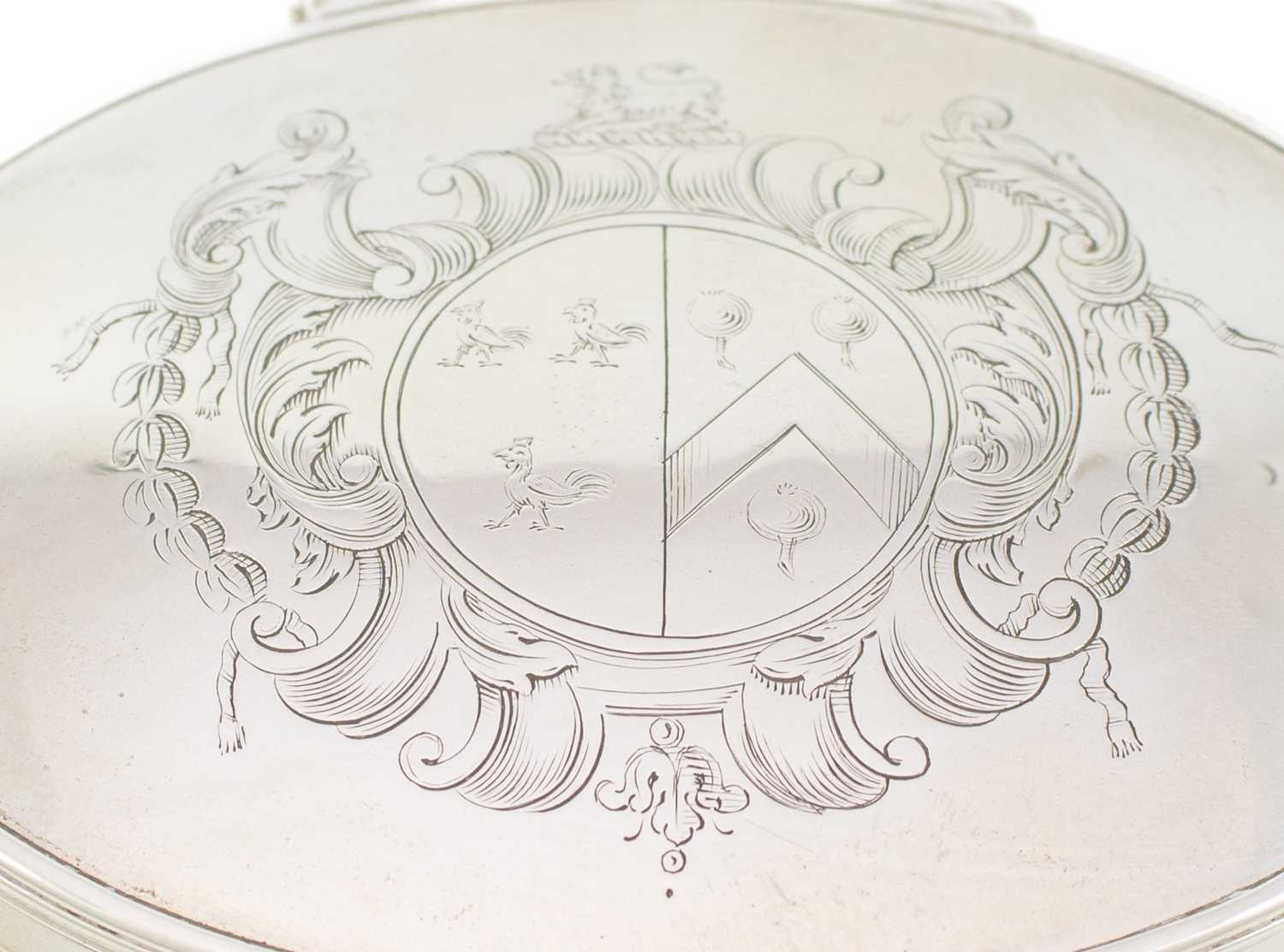 An early-18th century silver snuff box, unmarked, circa 1730, oval form, the hinged cover engraved - Image 2 of 2