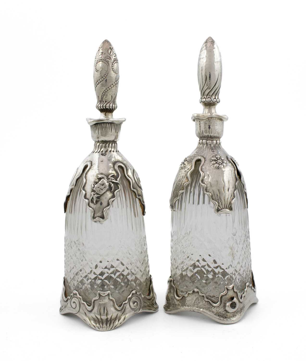 By Tiffany & Co., a similar pair of late-19th century American silver-mounted glass decanters, - Bild 3 aus 4