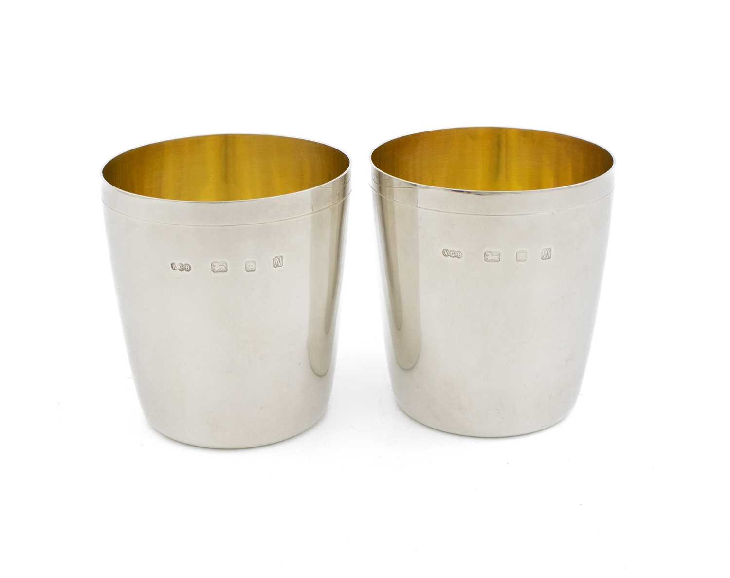 By Gerald Benney, a pair of modern silver beakers, London 1987, tapering circular form, the tops - Bild 2 aus 3