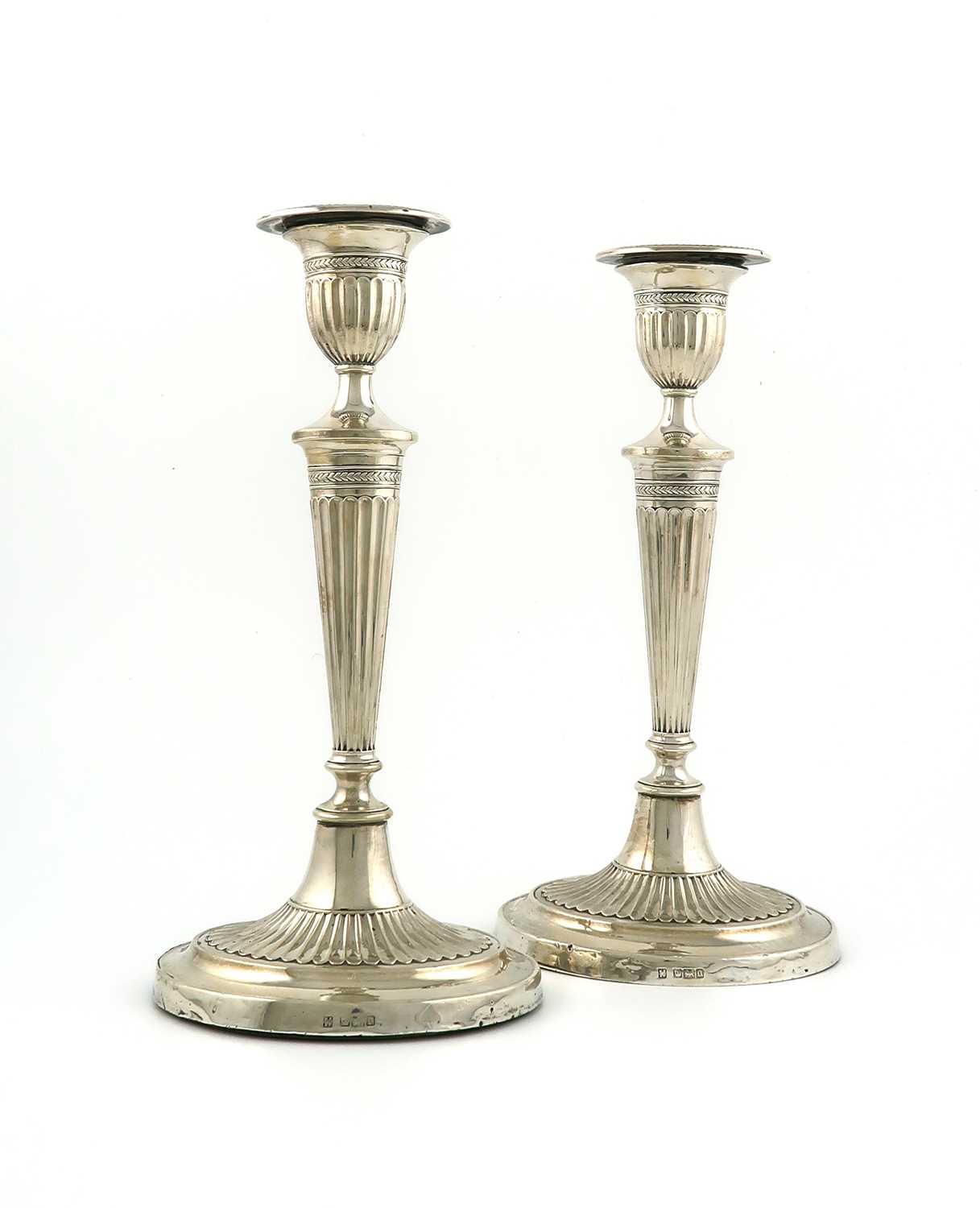 A pair of Edwardian silver candlesticks, by Fordham & Faulkner, Sheffield 1906, in the classical