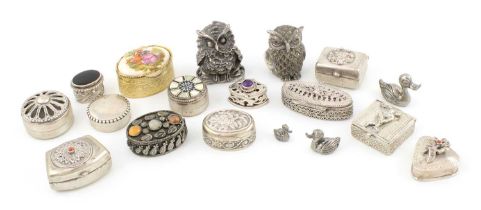 A mixed lot of silver and metalware items, comprising: six silver pill boxes, seven metalware and