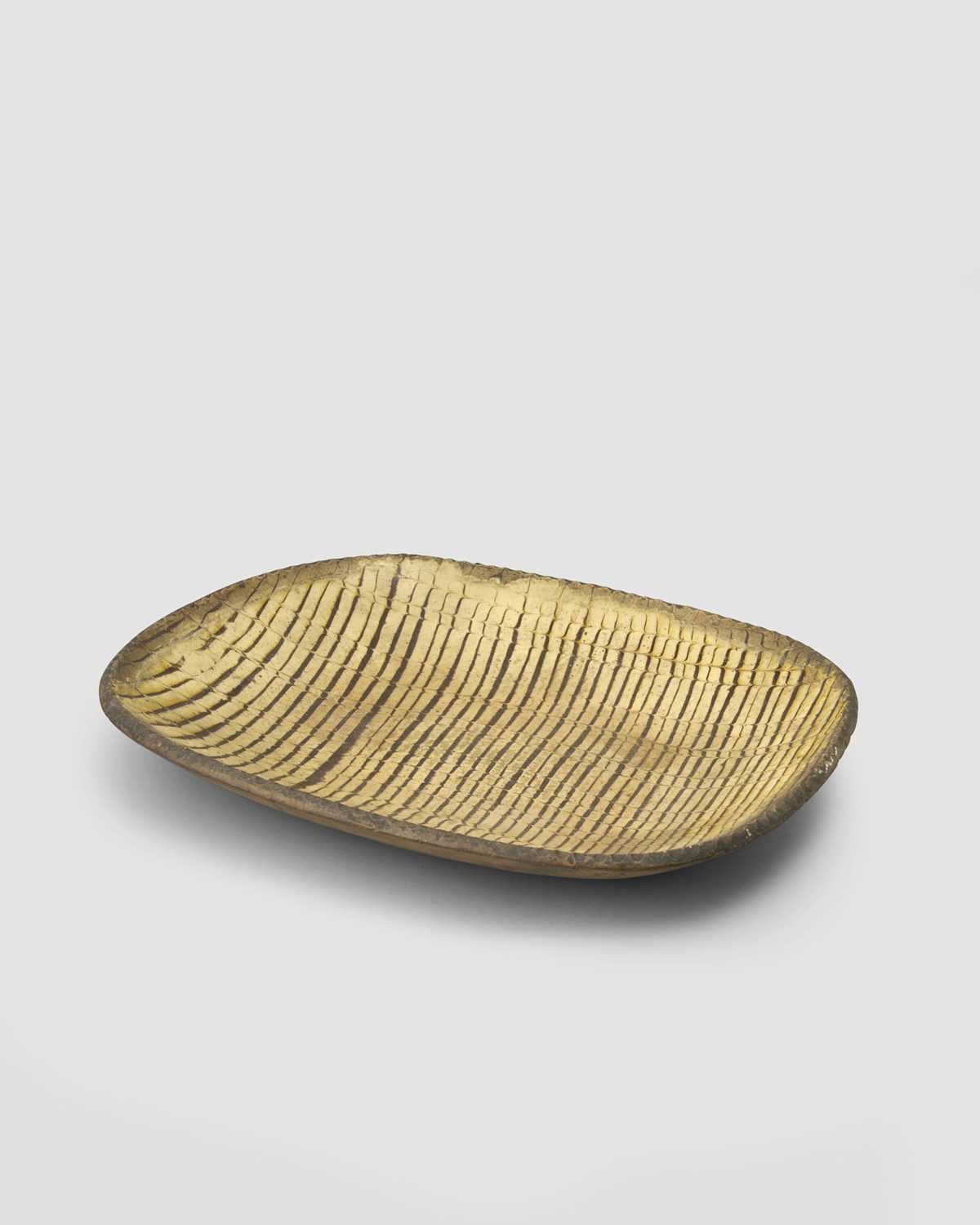 A large Isleworth combed slipware dish, 18th century, the shallow oblong form decorated with a cream